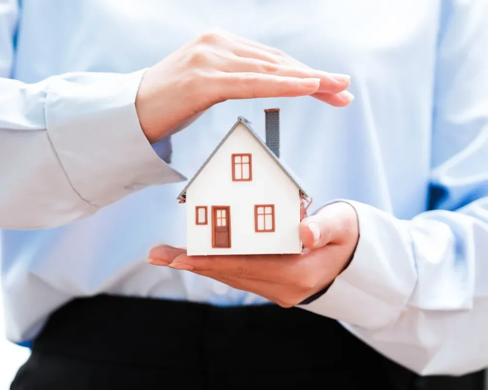 hands-holding-a-small-house-model-depicting-safet-2026-01-09-07-32-05-utc